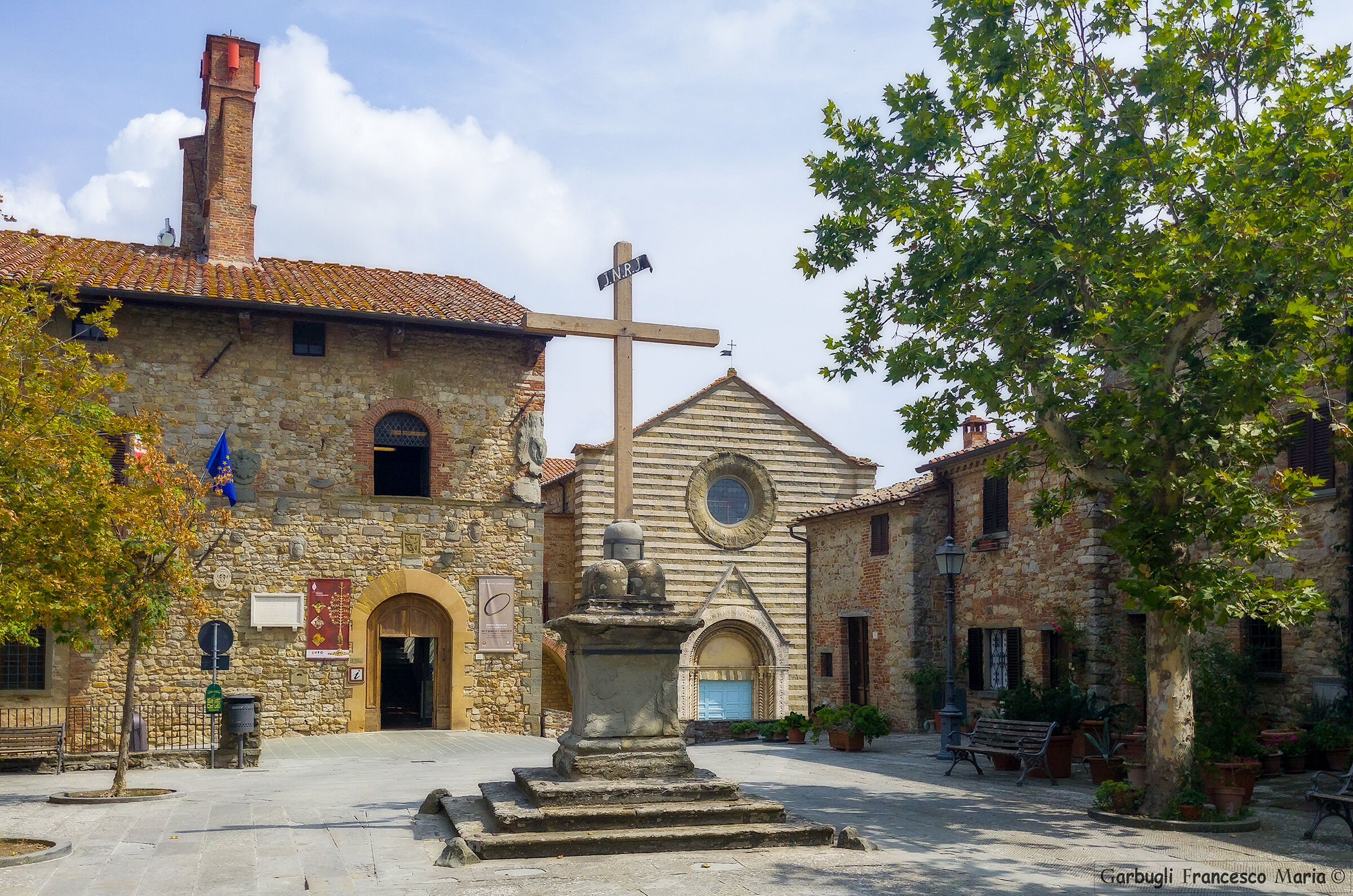 In piazza a Lucignano