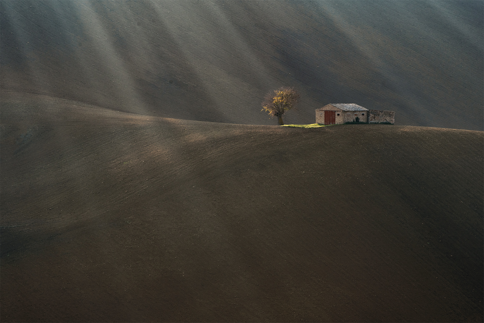 I raggi del sole accarezzano le colline brulle