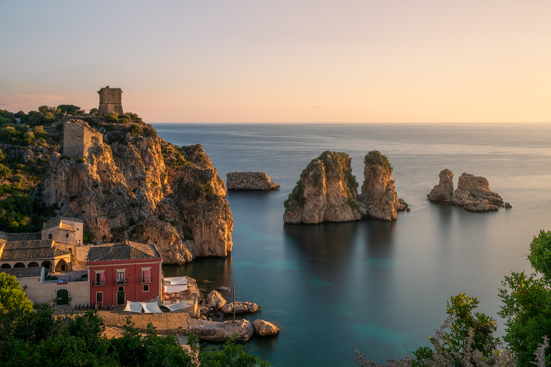 Alba alla tonnara di Scopello