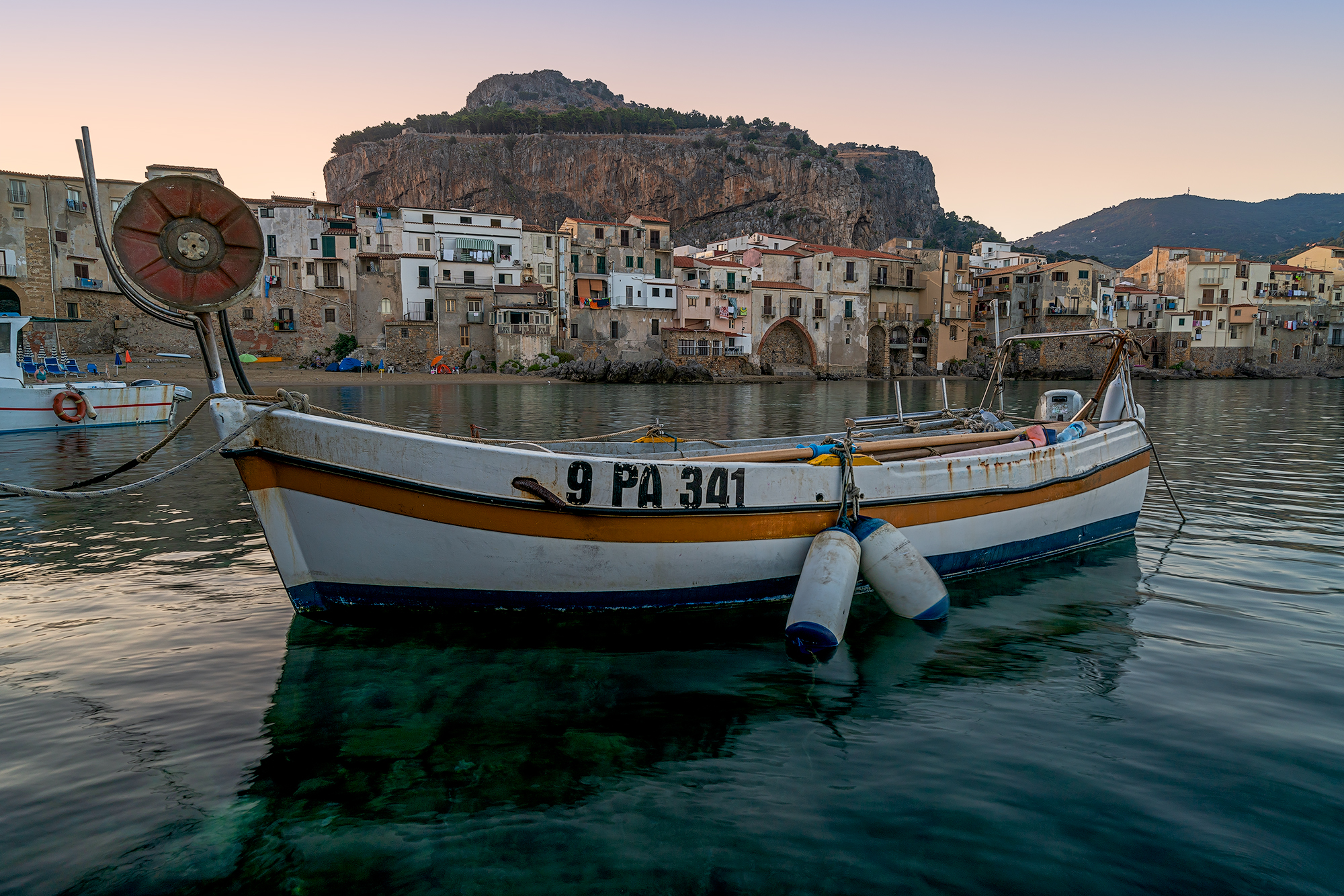 Prime luci sulla splendida Cefalù