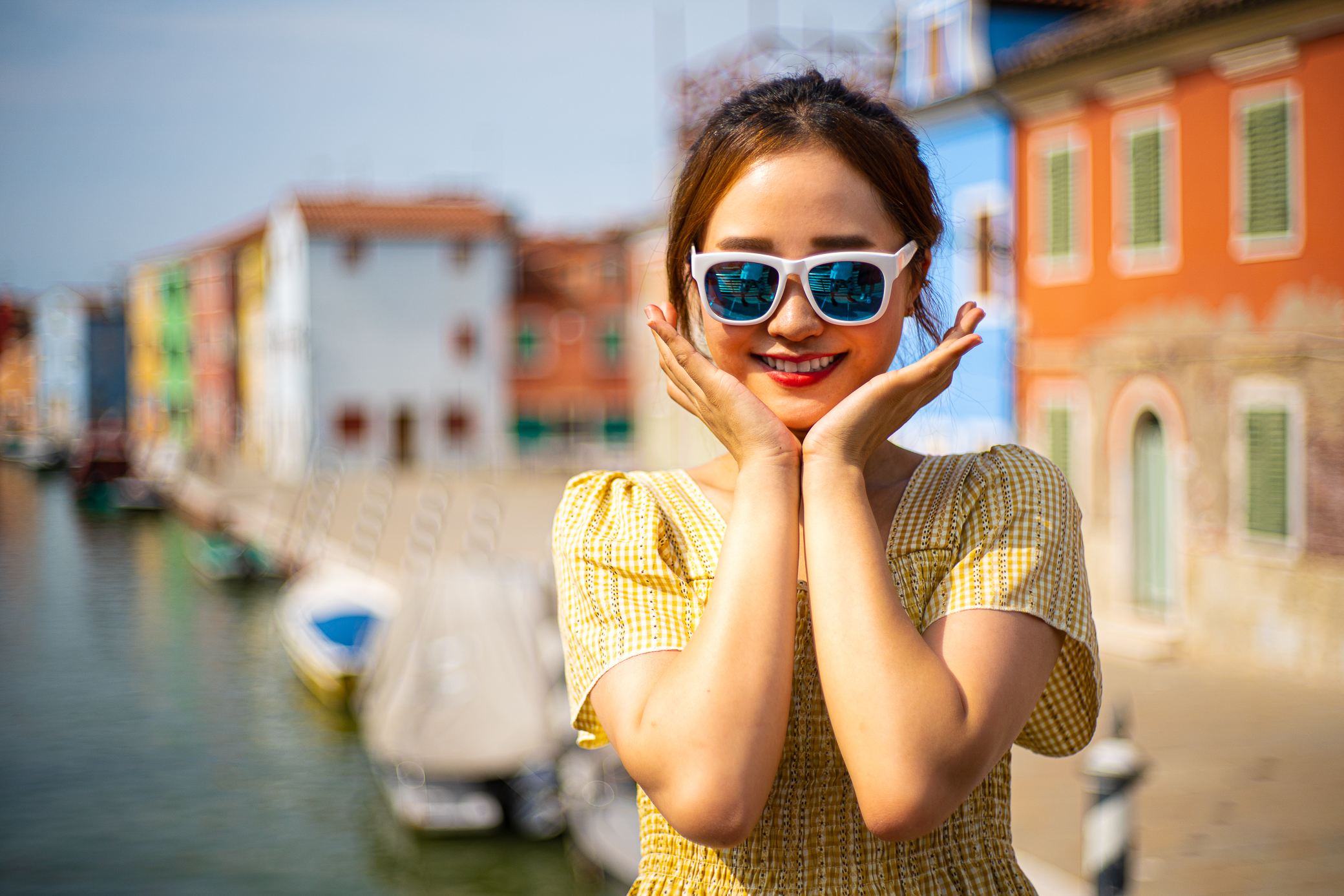 Sconosciuta...ma simpatica e colorata come lo sfondo !