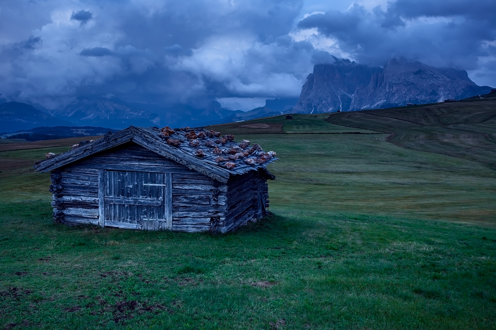 Cielo di nuvole all'ora blu