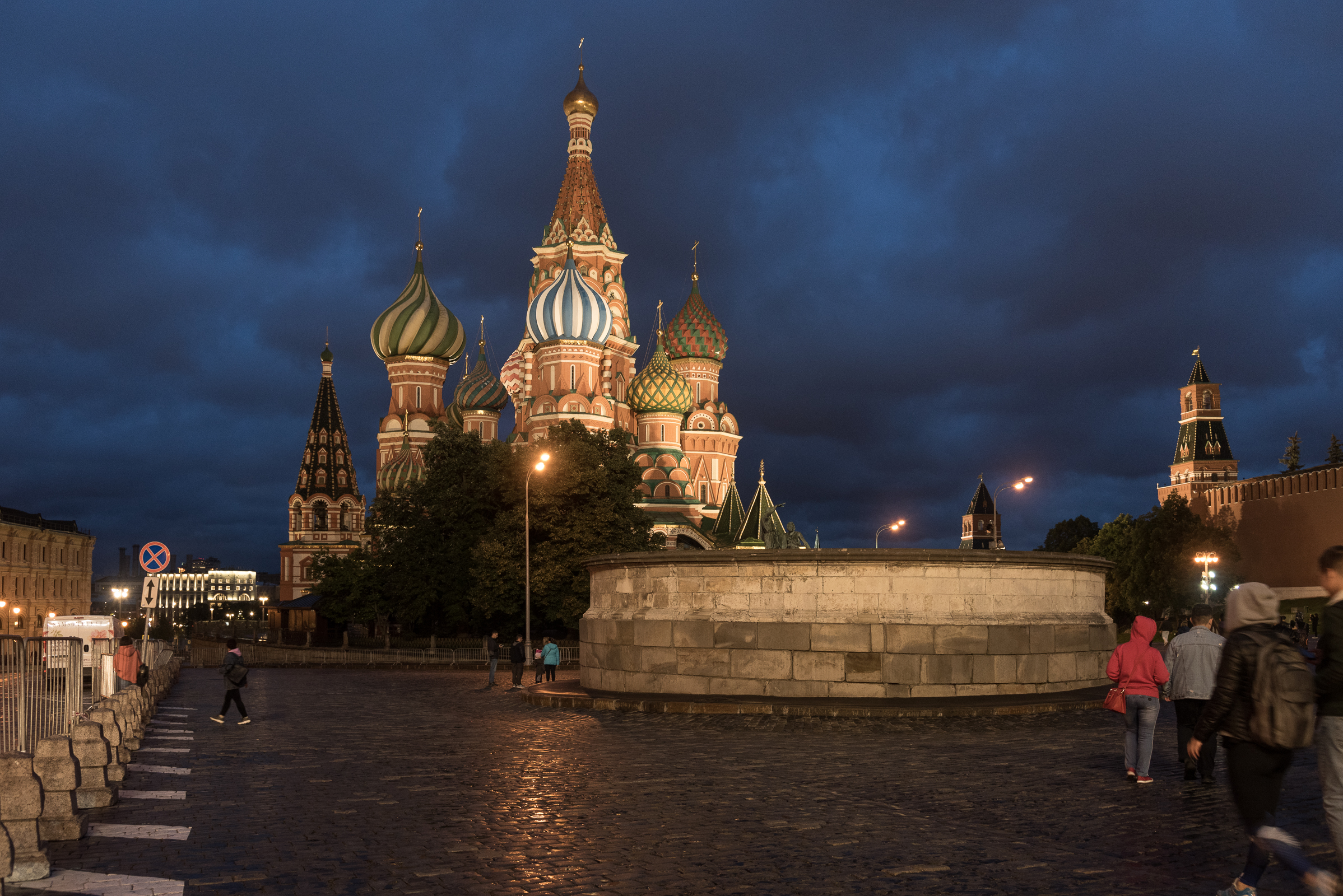 Mosca, San Basilio; sullo sfondo le mura del Cremlino