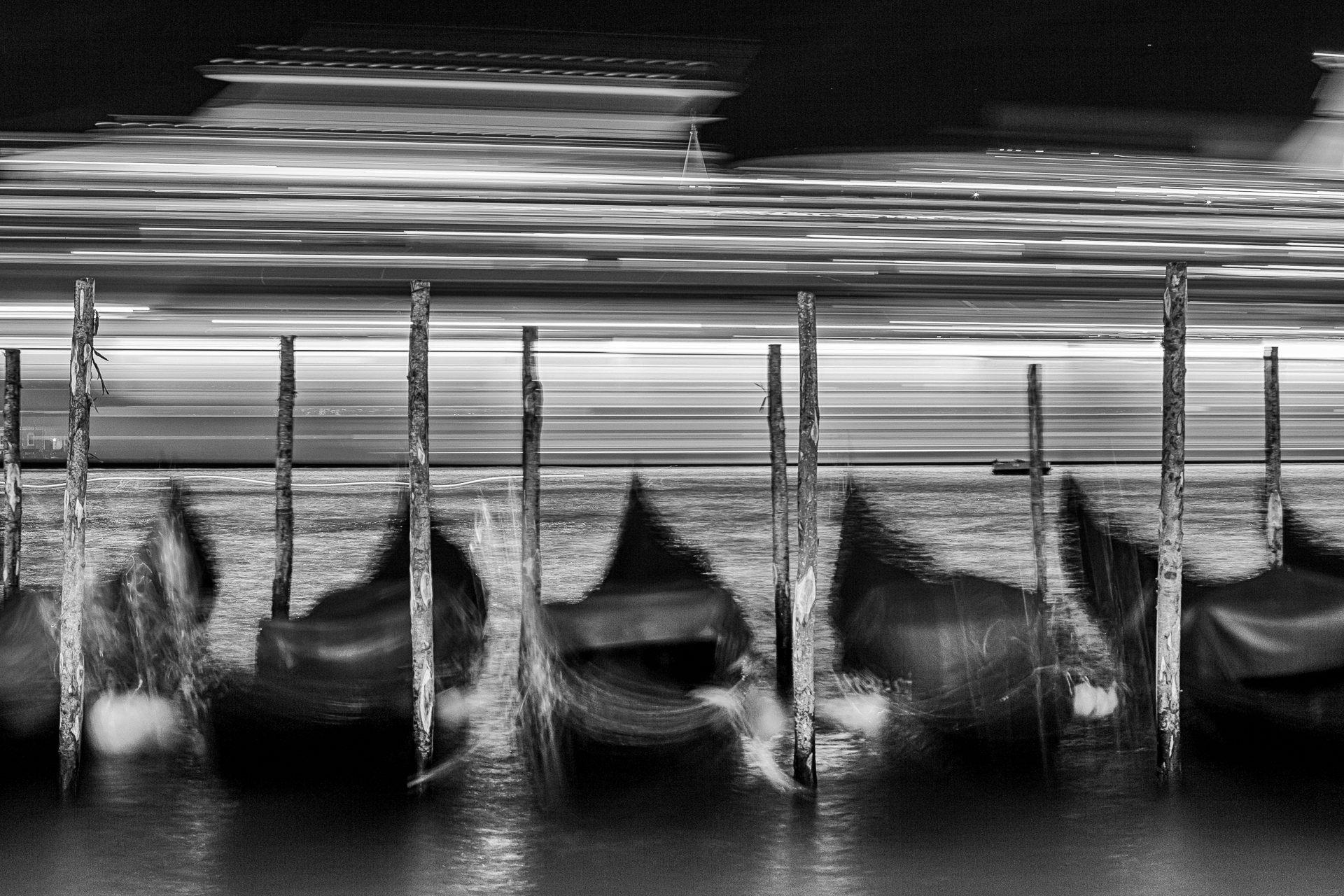 Gondoles and large ships