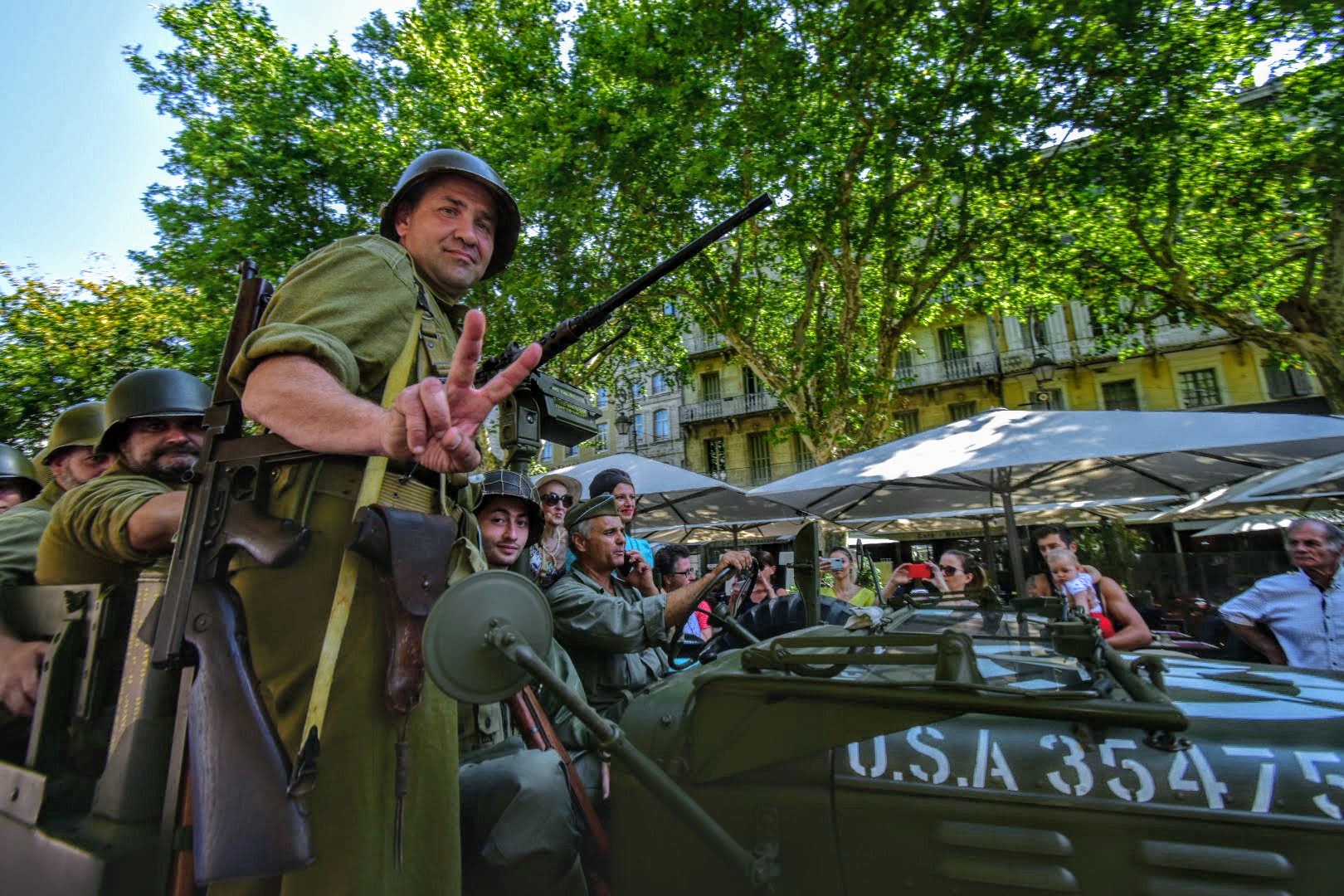 Il passaggio dei soldati in festa