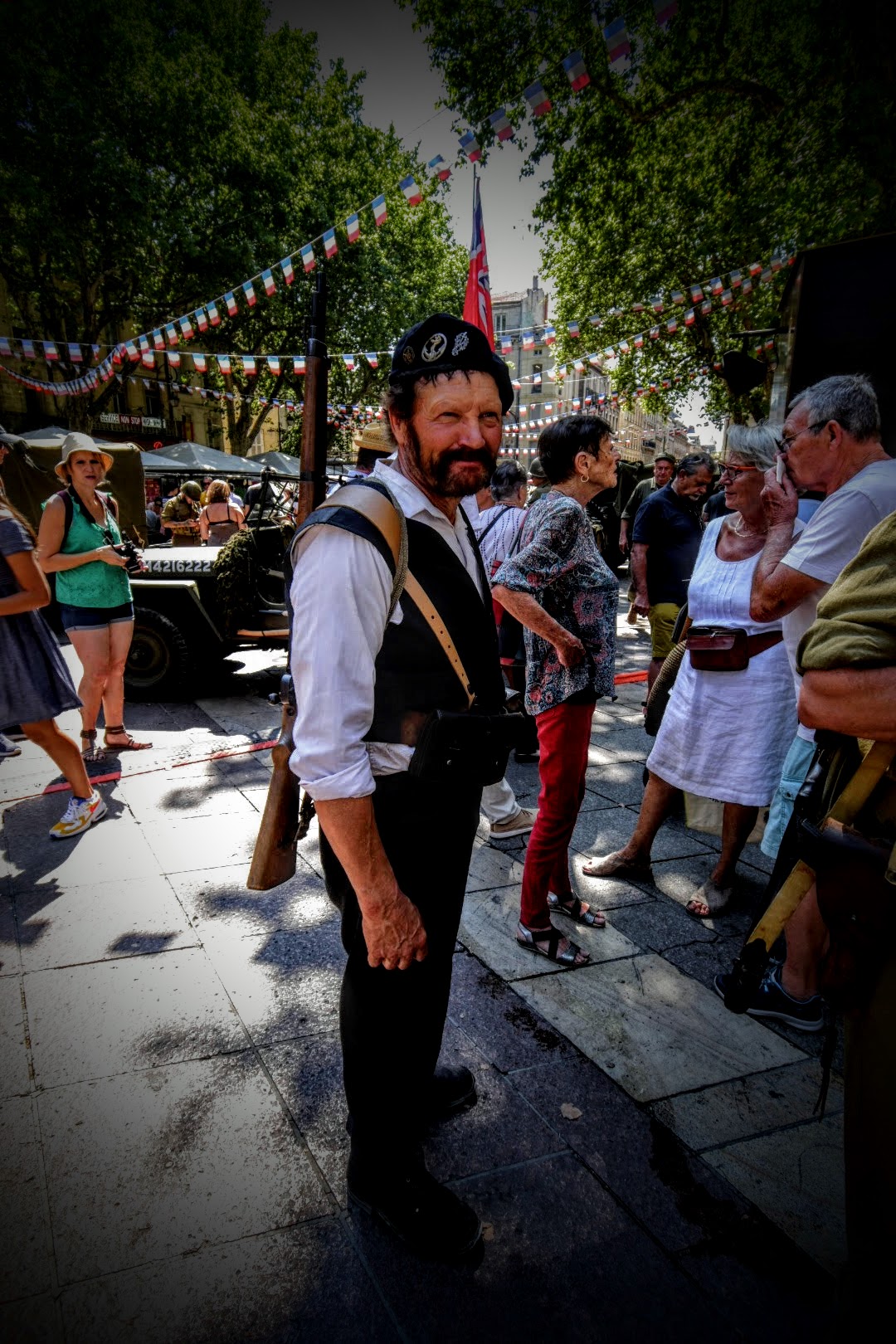 L'uomo vestito da partigiano francese