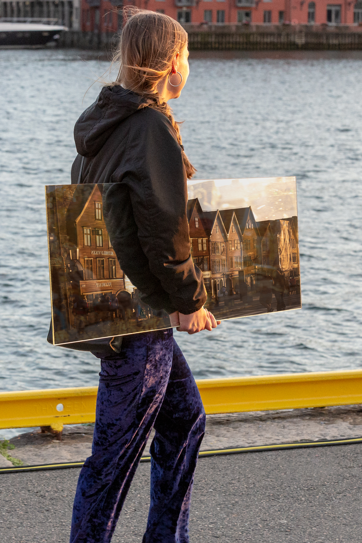 Ragazza con specchio sul lungomare di Bergen