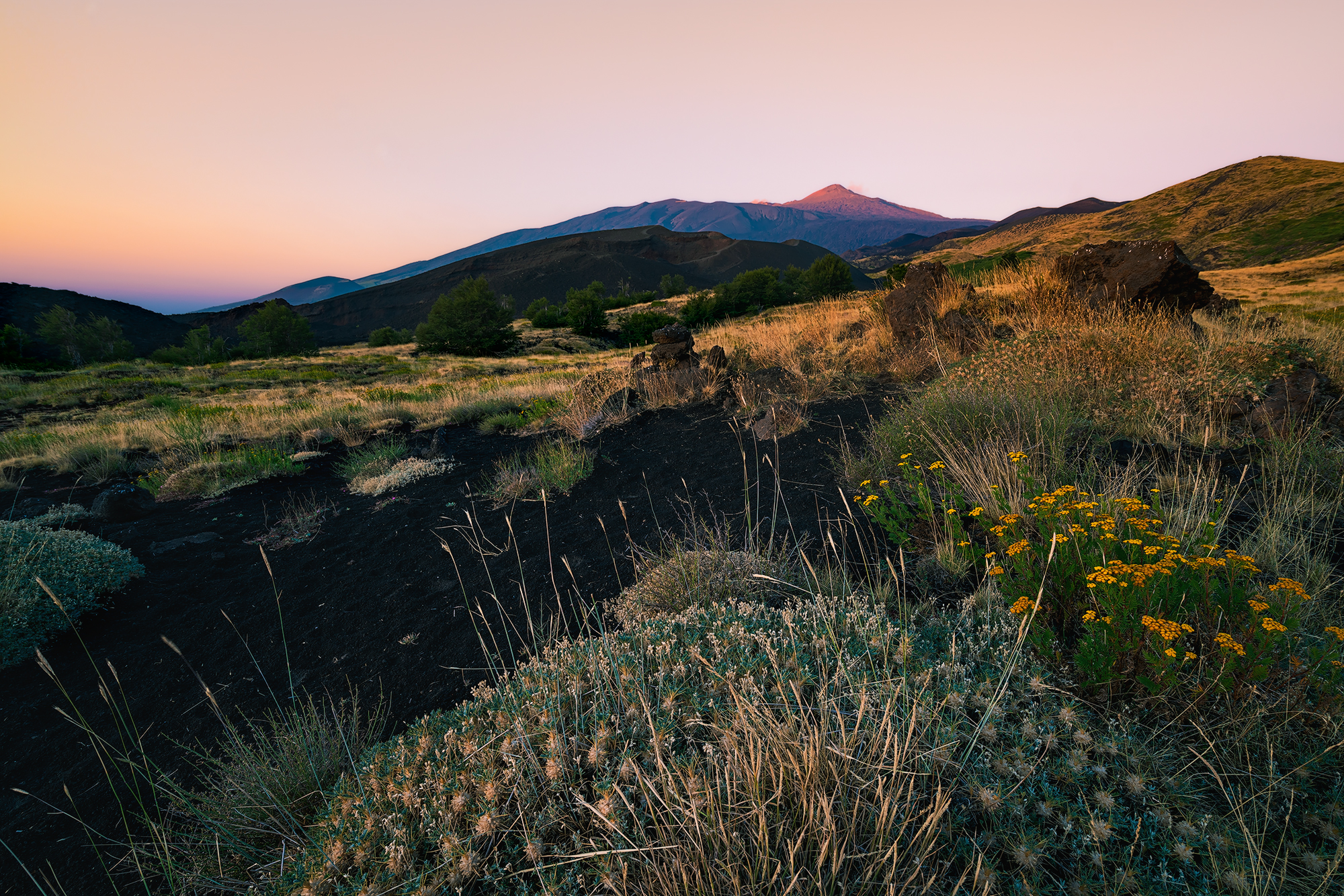 Le prime luci tingono di rosa il cratere di Nord Est