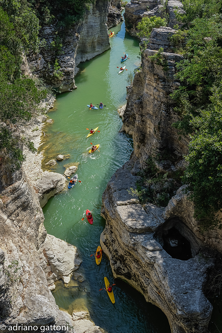 In canoa lungo le "Marmitte dei Giganti"