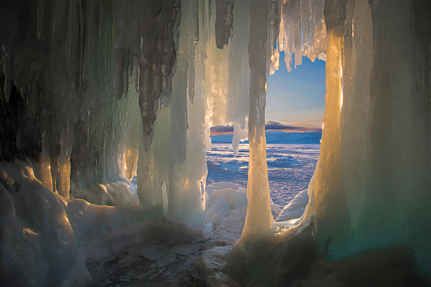 Tramonto ripreso dall'interno di una grotta di ghiaccio
