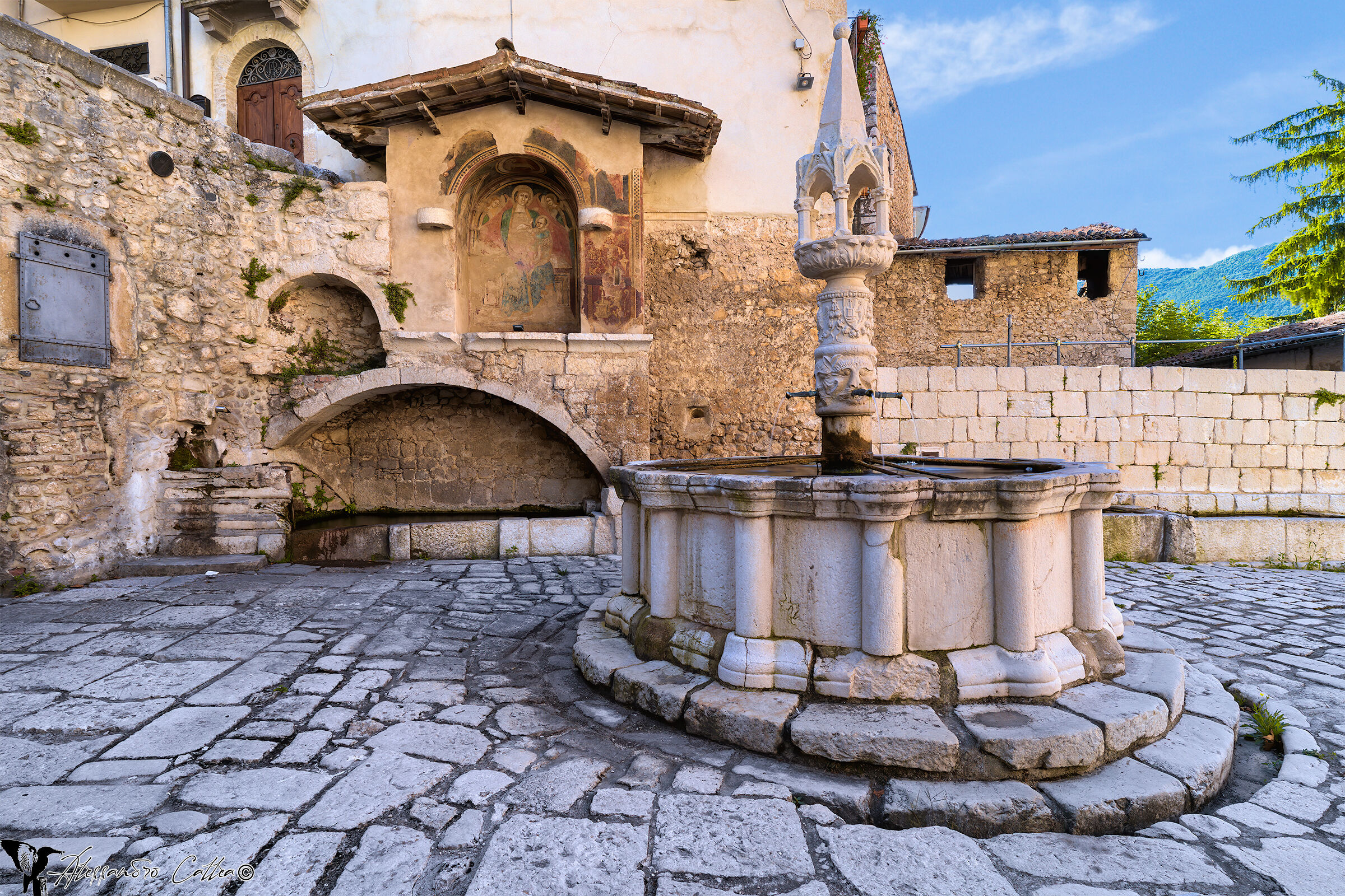 La Fontana di Fontecchio da un altra angolazione.