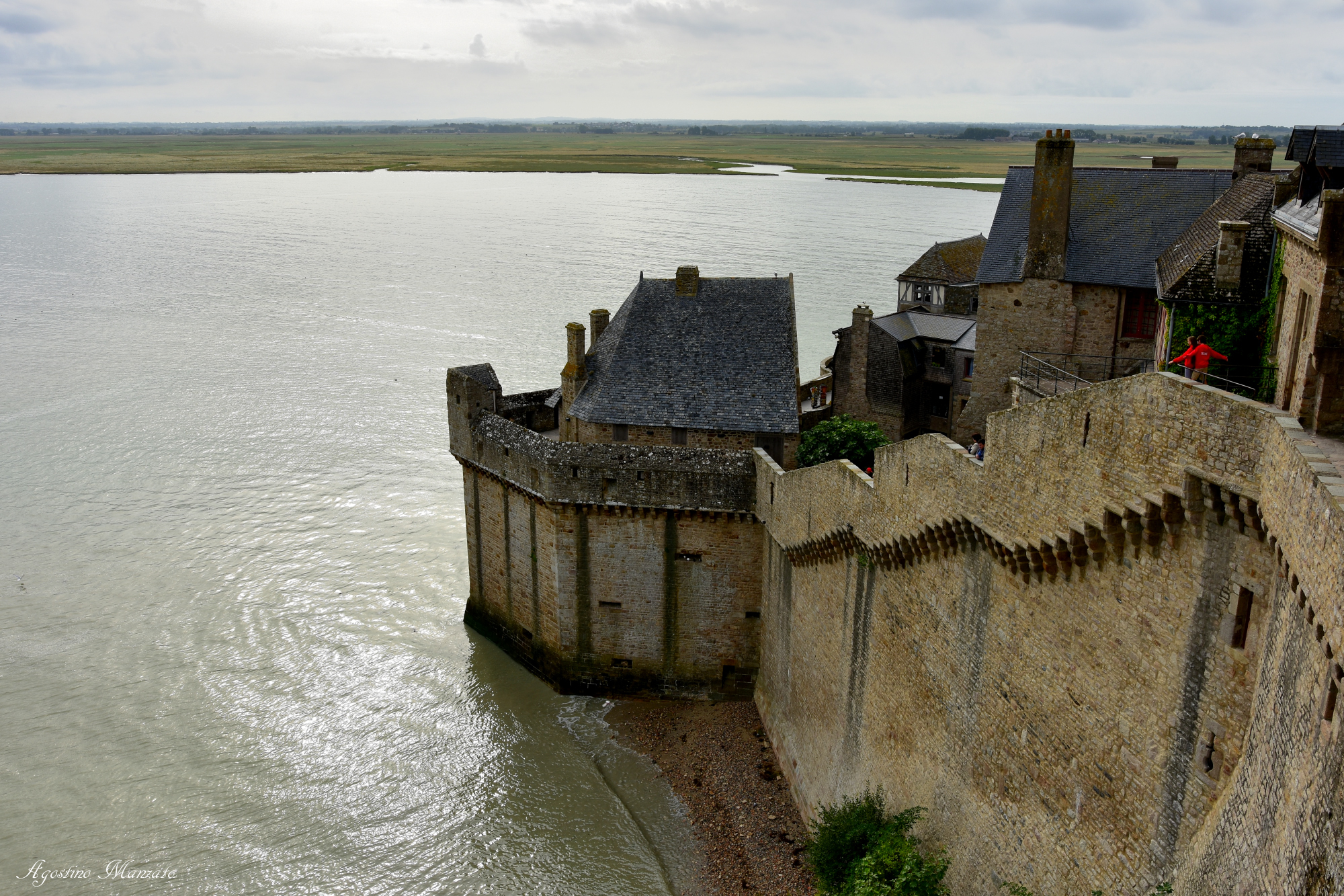 Alta marea attorno Mont Saint Michel