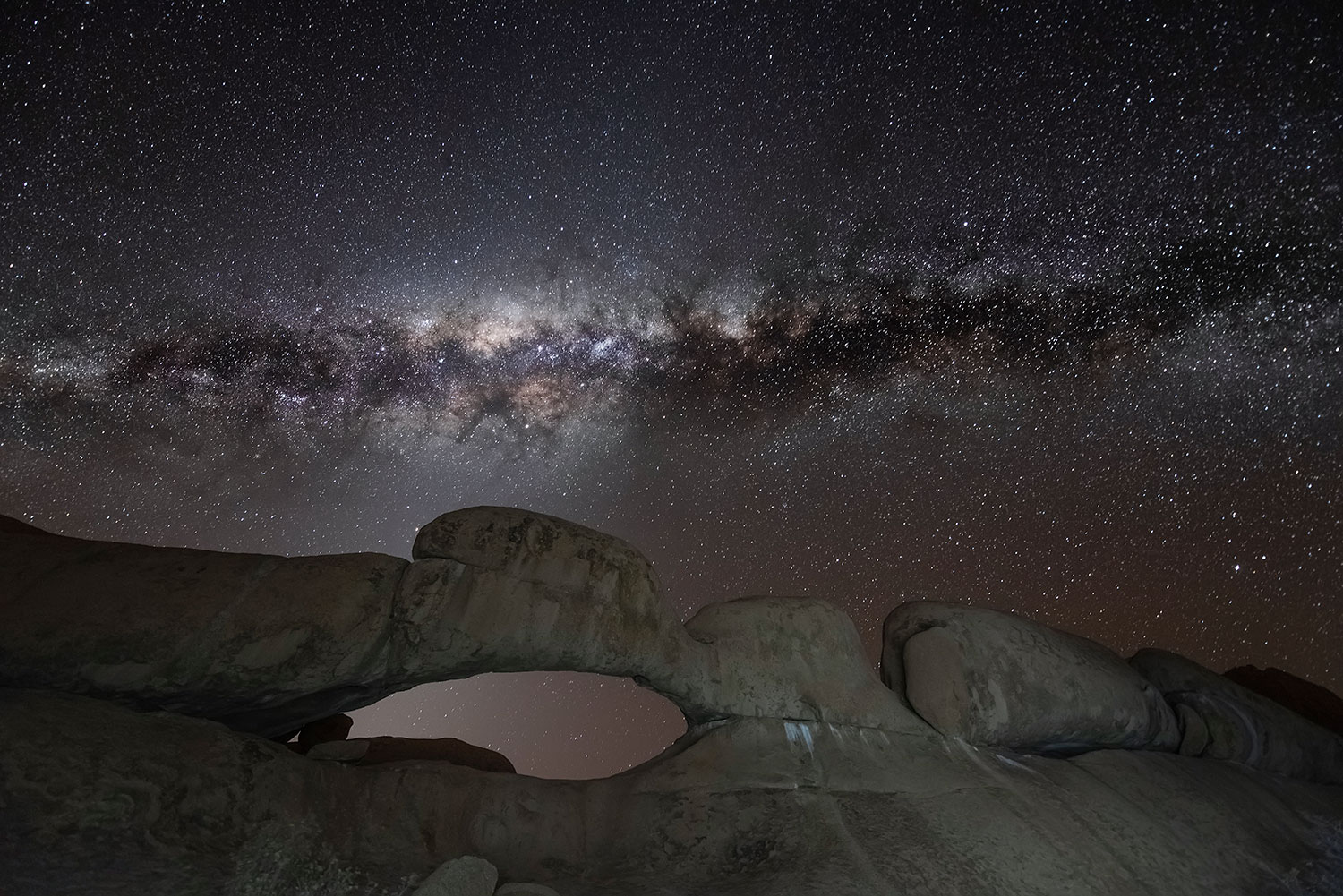 L'arco di Spitzkoppe e la via lattea
