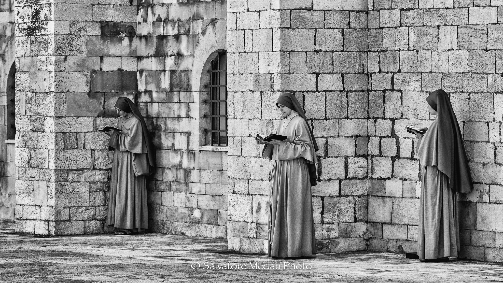 Cathedral of Trani, nuns in prayer.