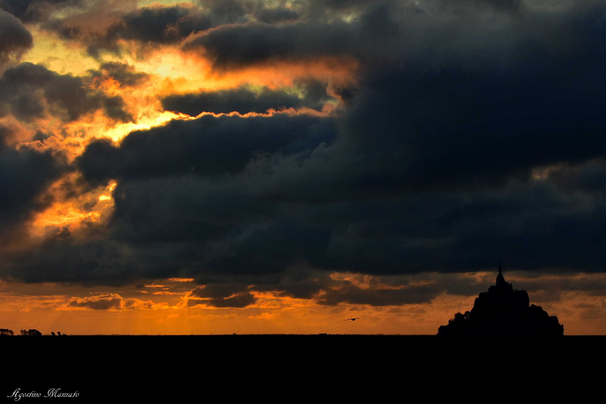 Tramonto di fuoco su Saint Michel