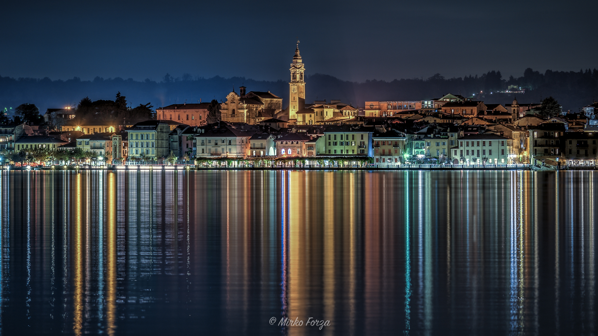 Arona in abito da sera.