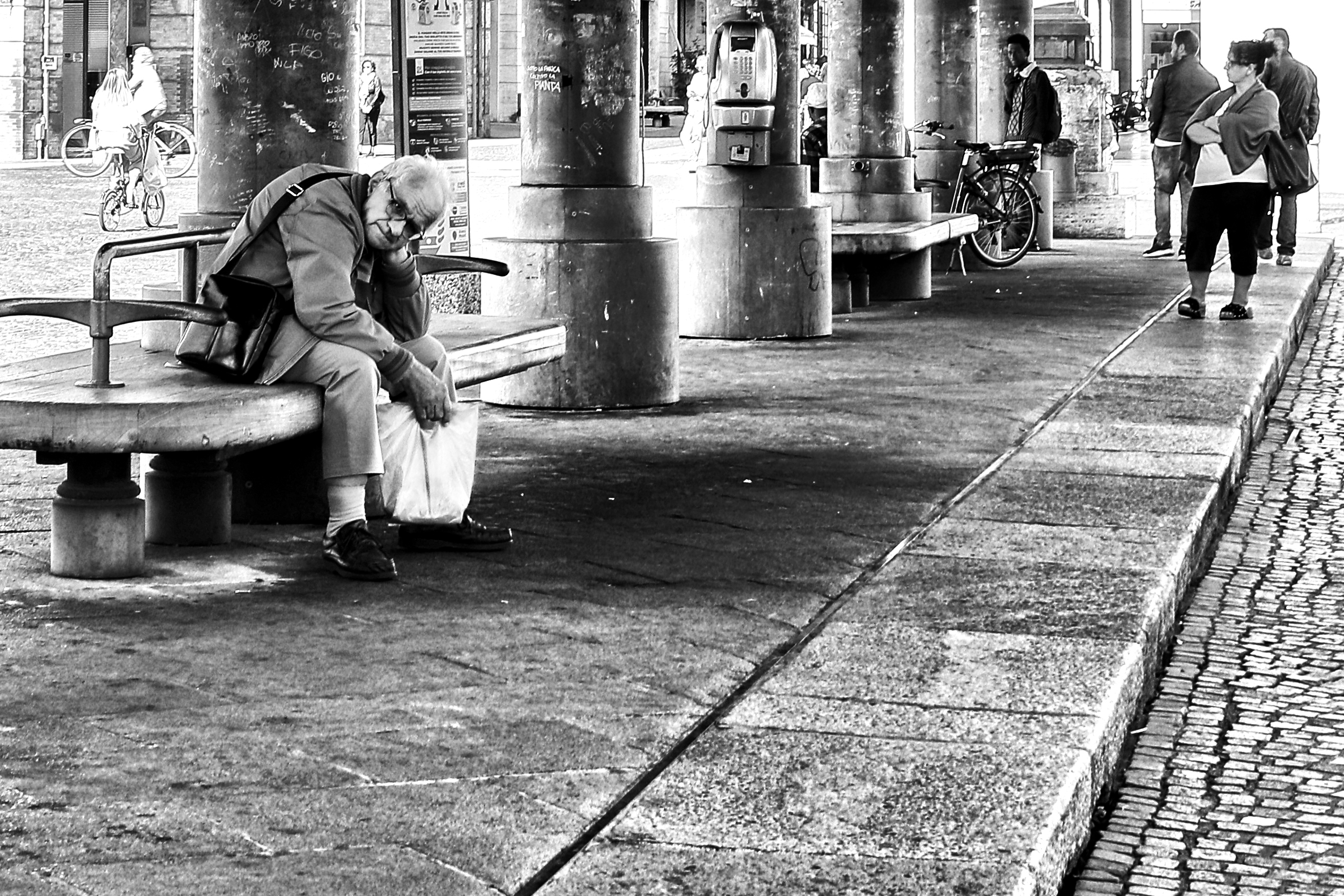 anziano, solitudine, o semplice attesa?