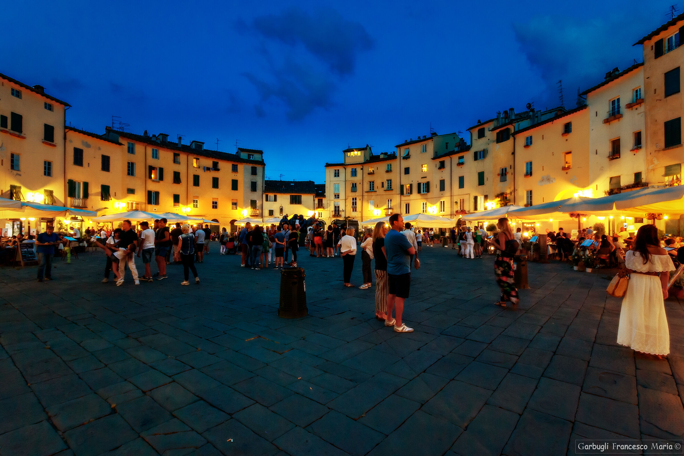 Passeggio in Piazza Anfiteatro - Lucca