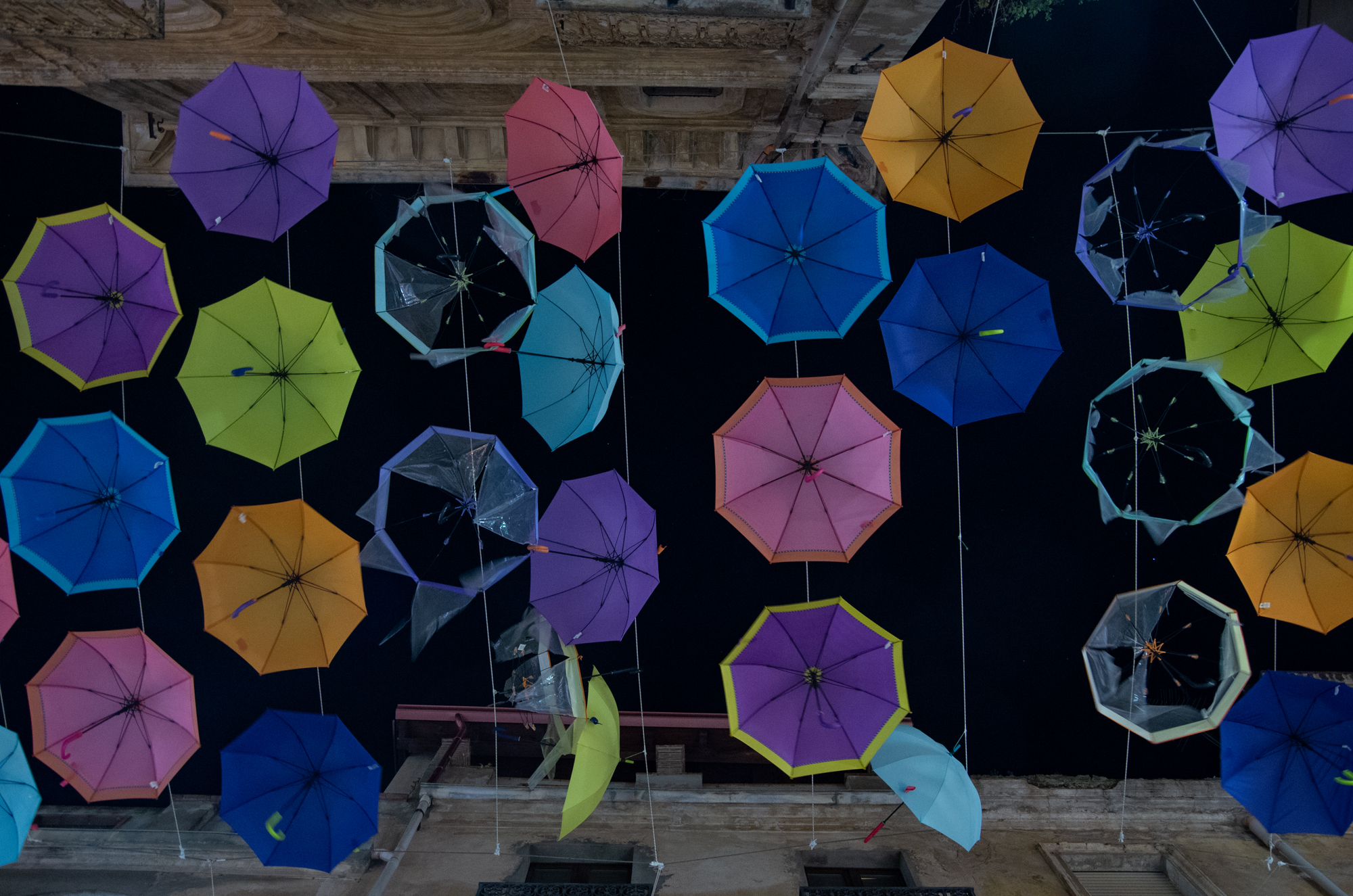 ...e per tetto un cielo di ombrelli