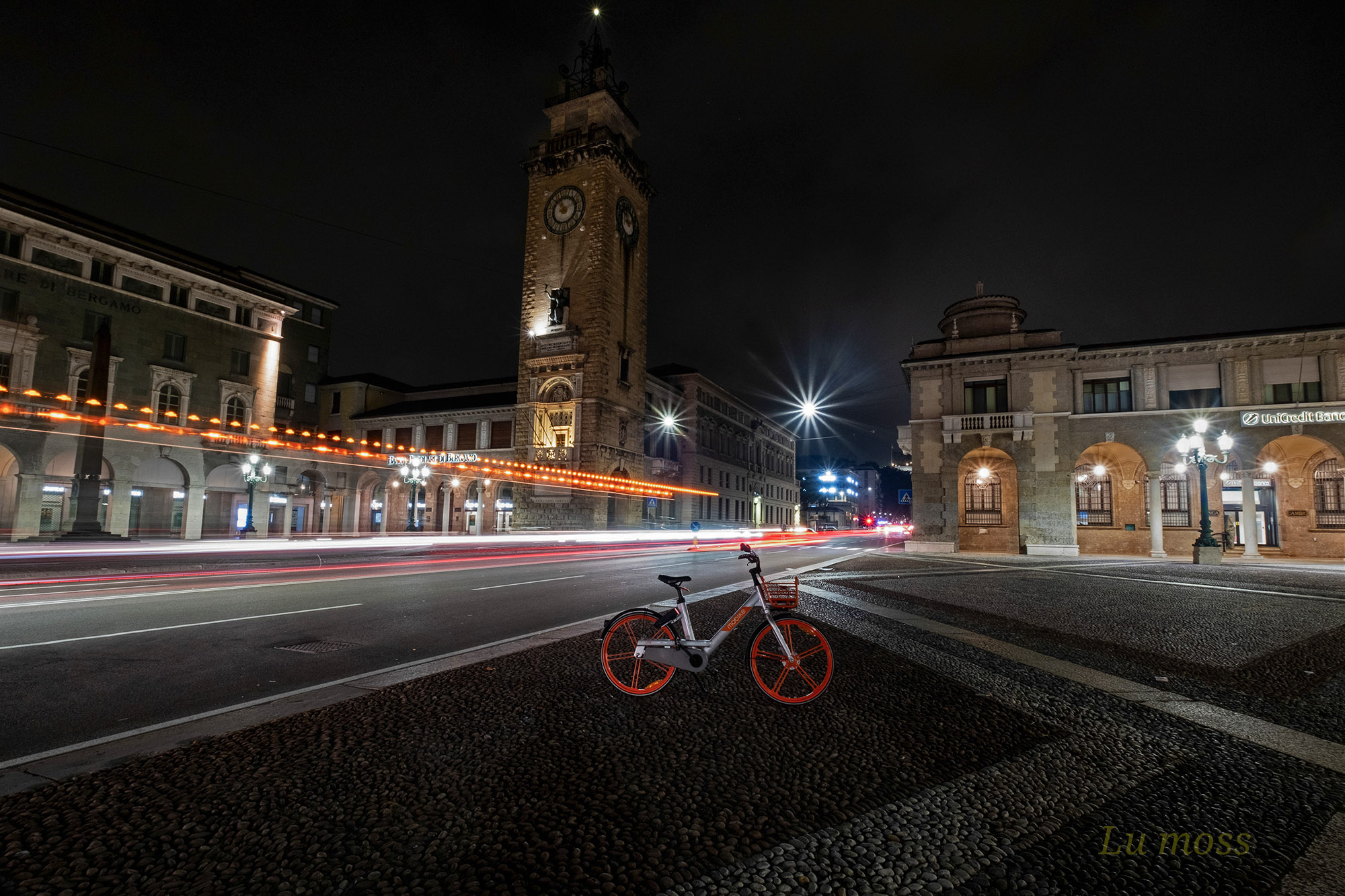 A bike in the night.