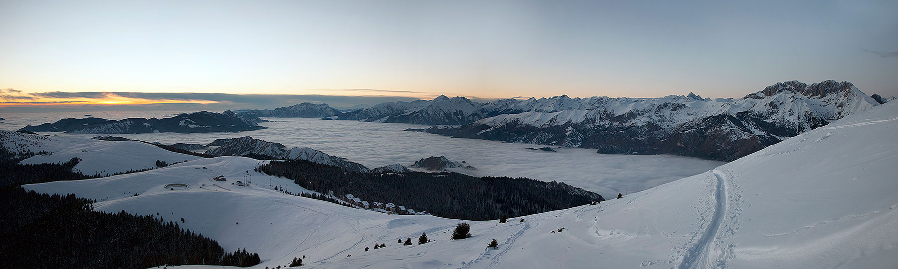 mare di nebbia al tramonto