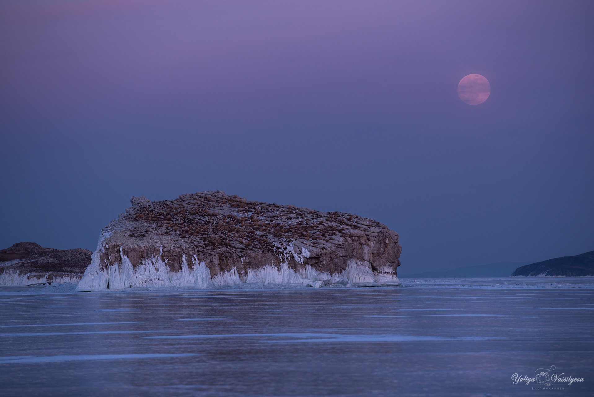 Luna rossa sul Baikal