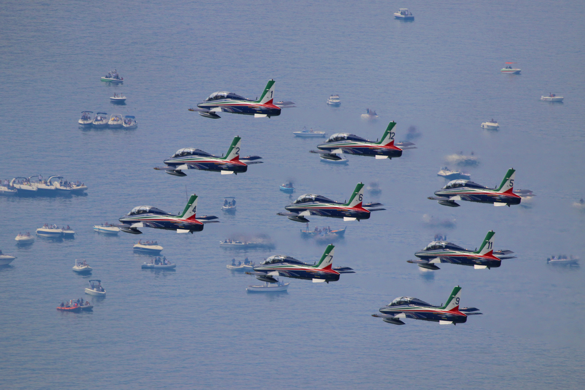 Cross-crossed Tricolour Arrows