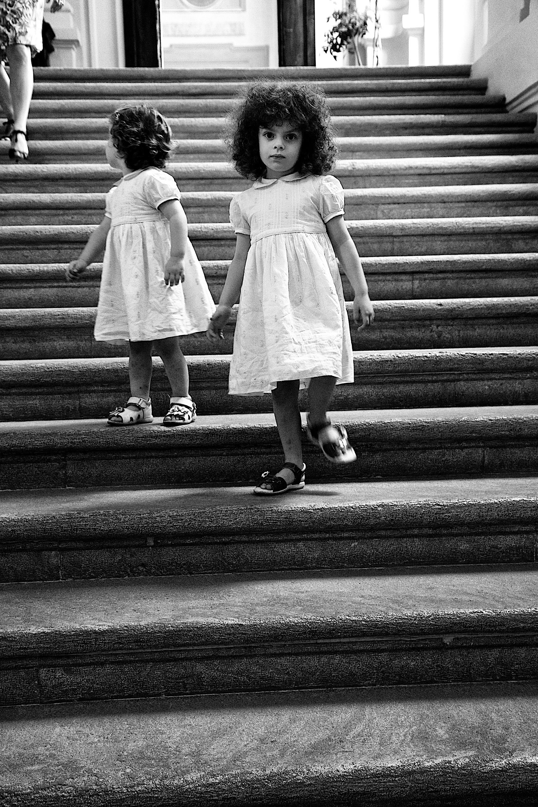 Bimbe scendono una scala