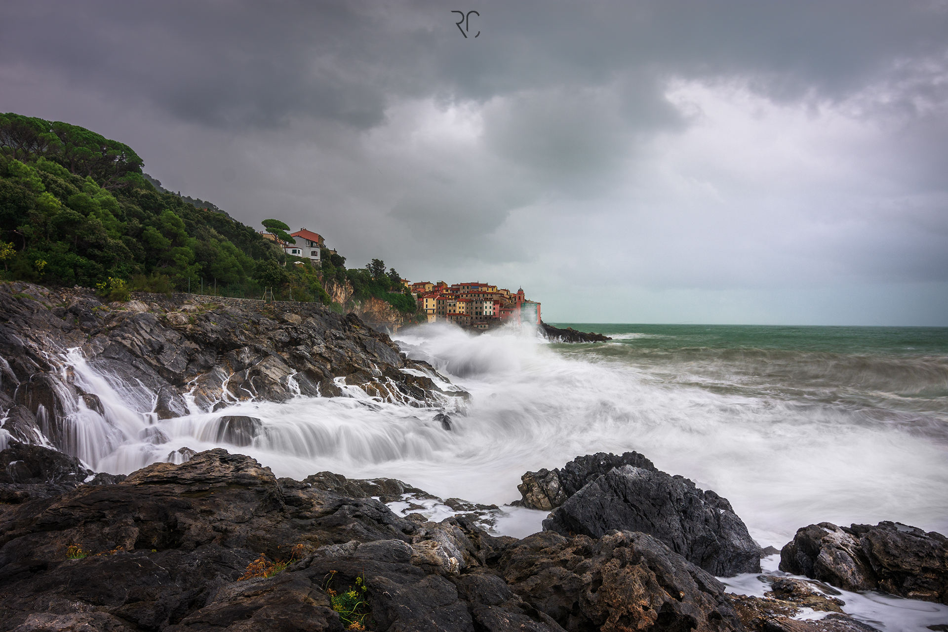 Tellaro sotto pioggia e vento