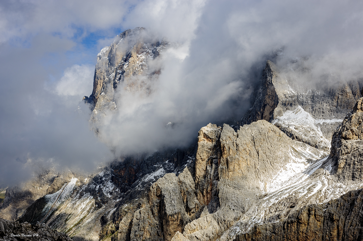 Le pale di san Martino tra la neve e le nuvole