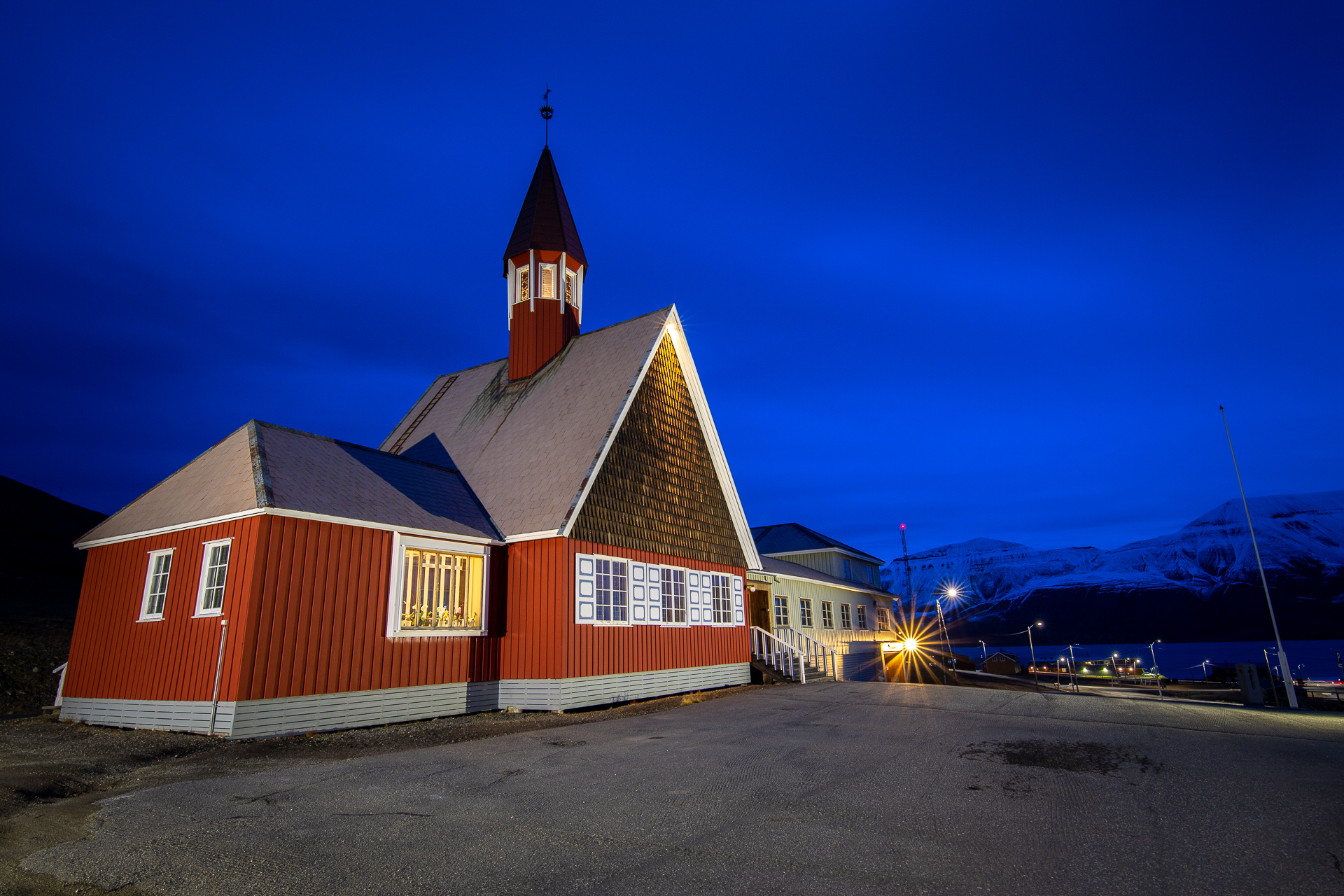 La chiesa di Longyearbyen all'ora blu