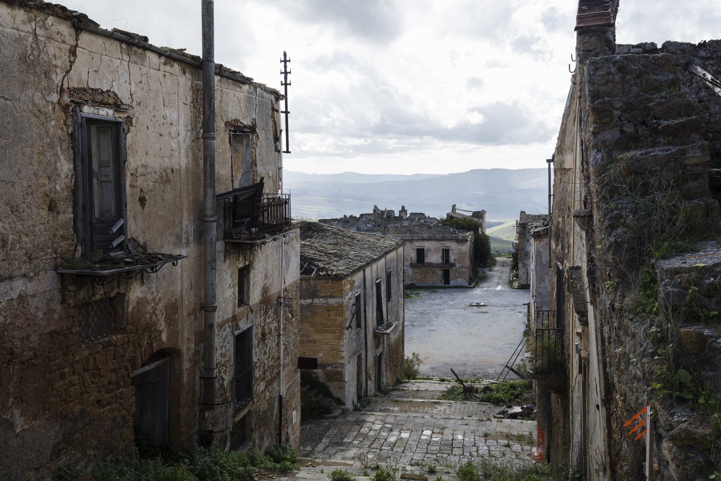 Ancient poggioreale: from the church floor to the square