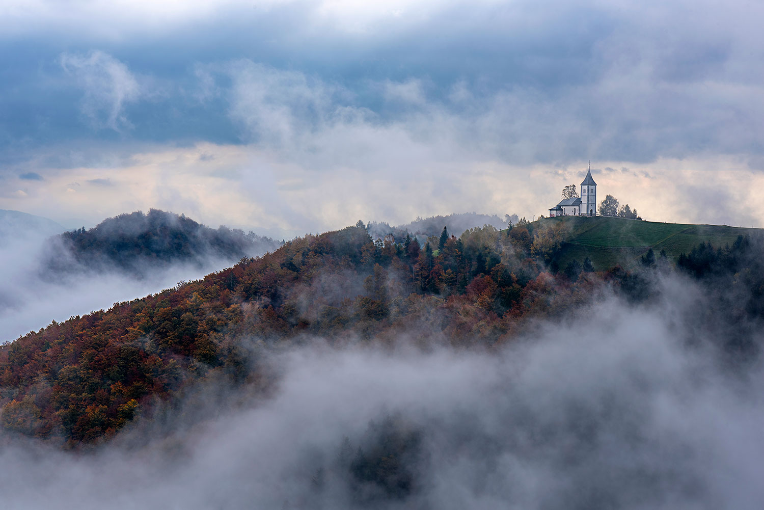 Chiesa di St primoz in autunno