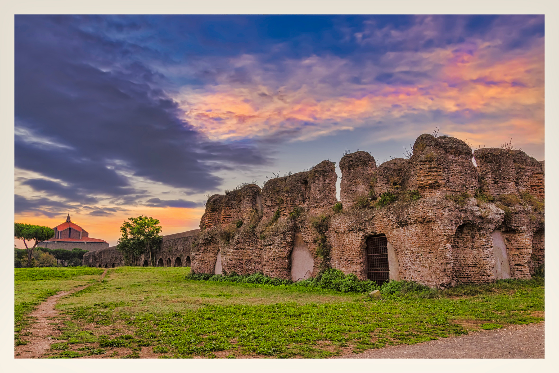 Prospettiva dell'Acquedotto Romano all'alba