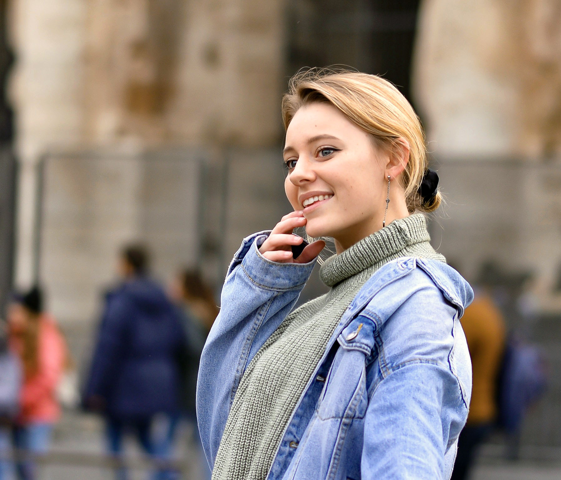 Ragazza piena di emozioni positive.