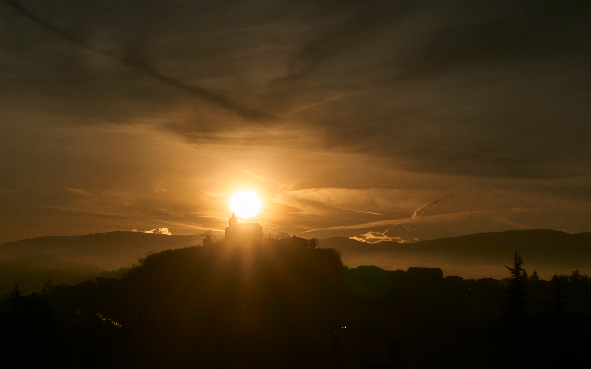L'alba dietro la chiesa di Sarezzano (al)