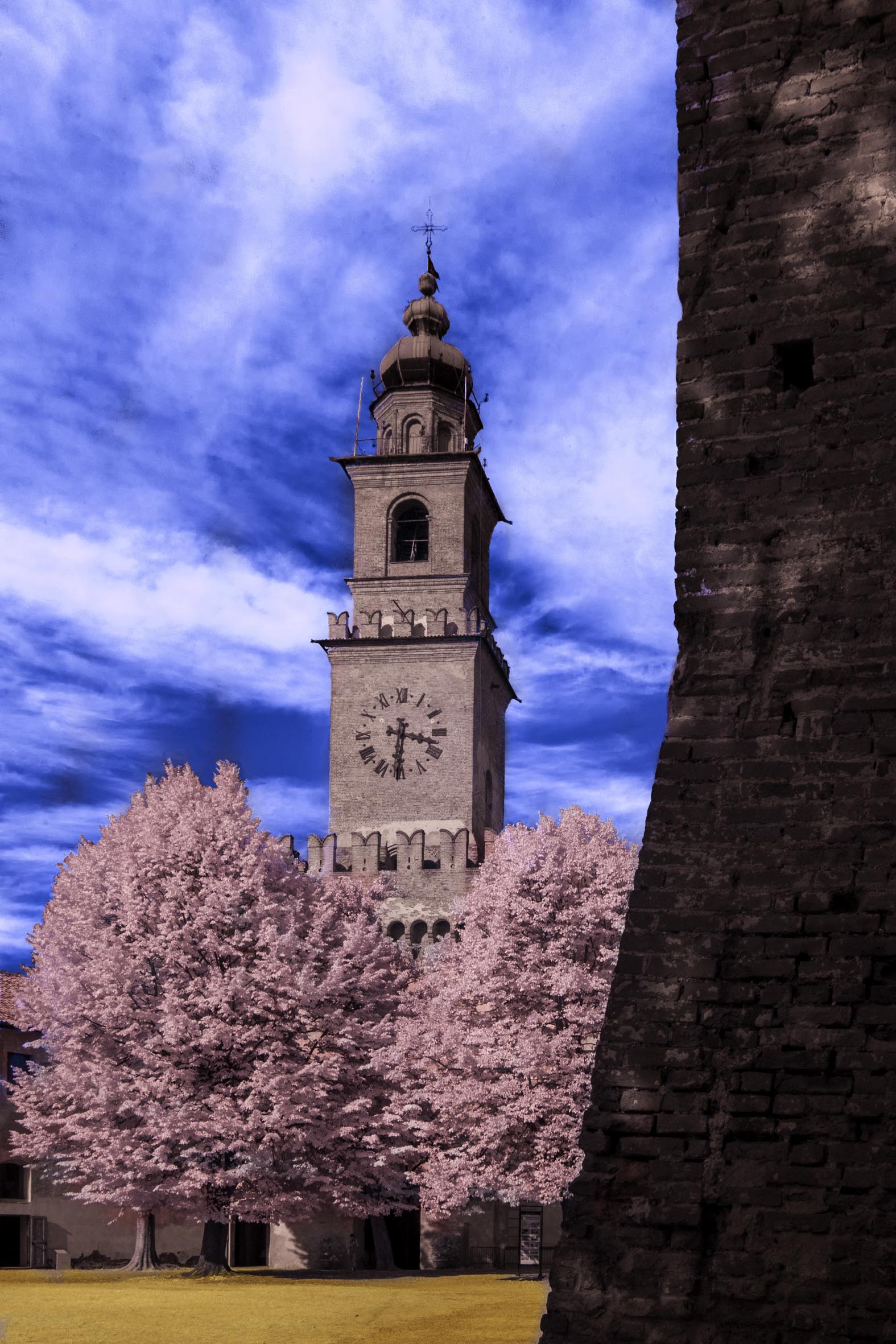 Vigevano: torre del Bramante vista dal castello in IR
