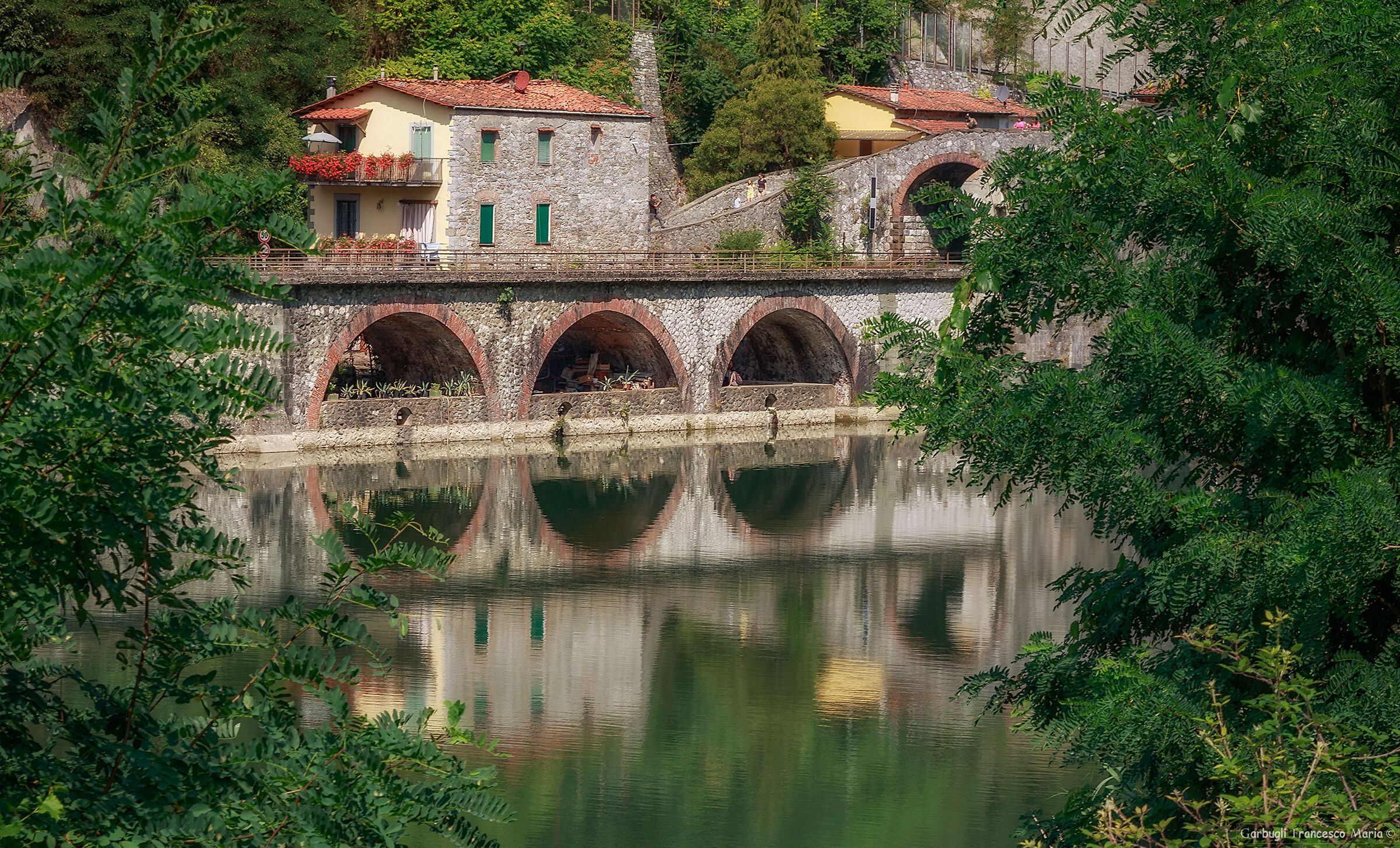 Riflessi a Borgo a Mozzano LU