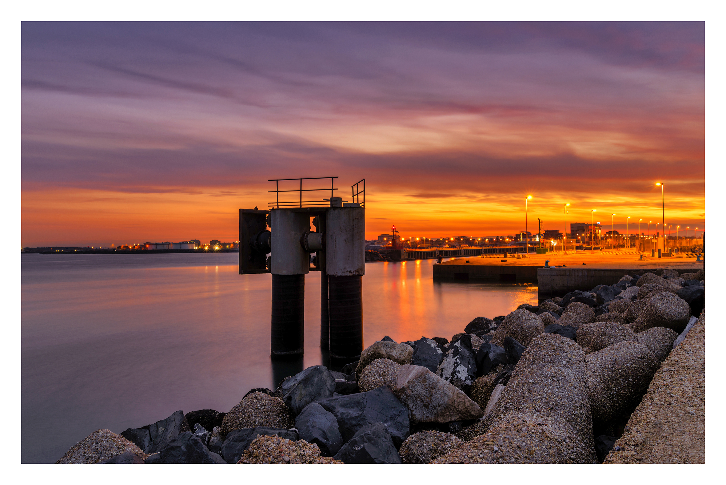 Zona industriale del porto all'alba