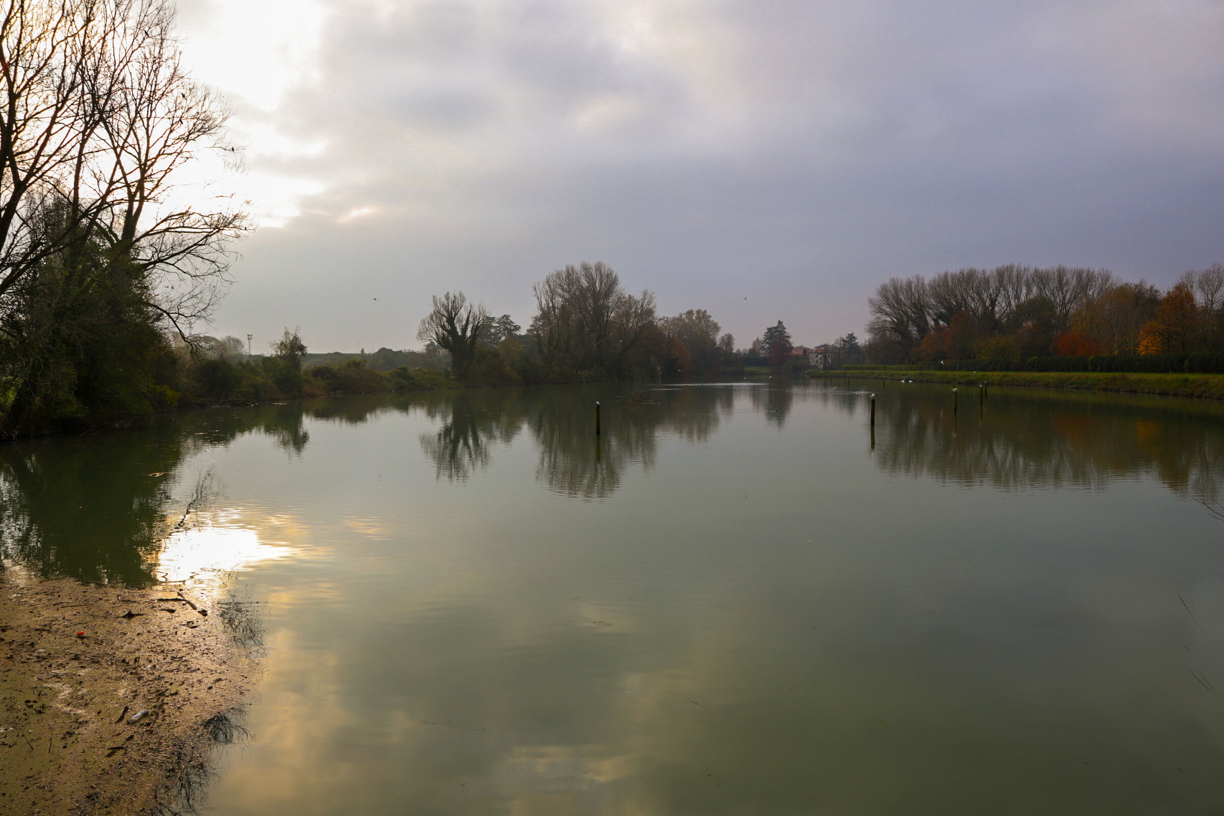 Controluce con riflessi sul fiume