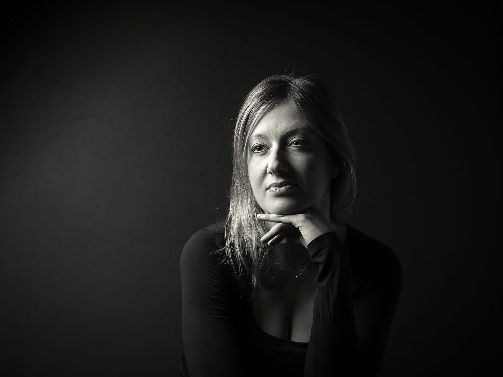 Pensierosa in bianco e nero