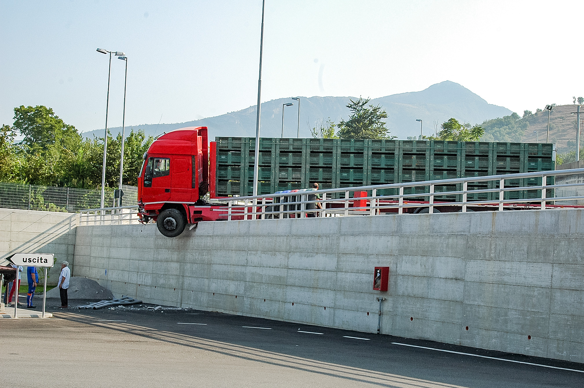 ma non è qui l'uscita ?