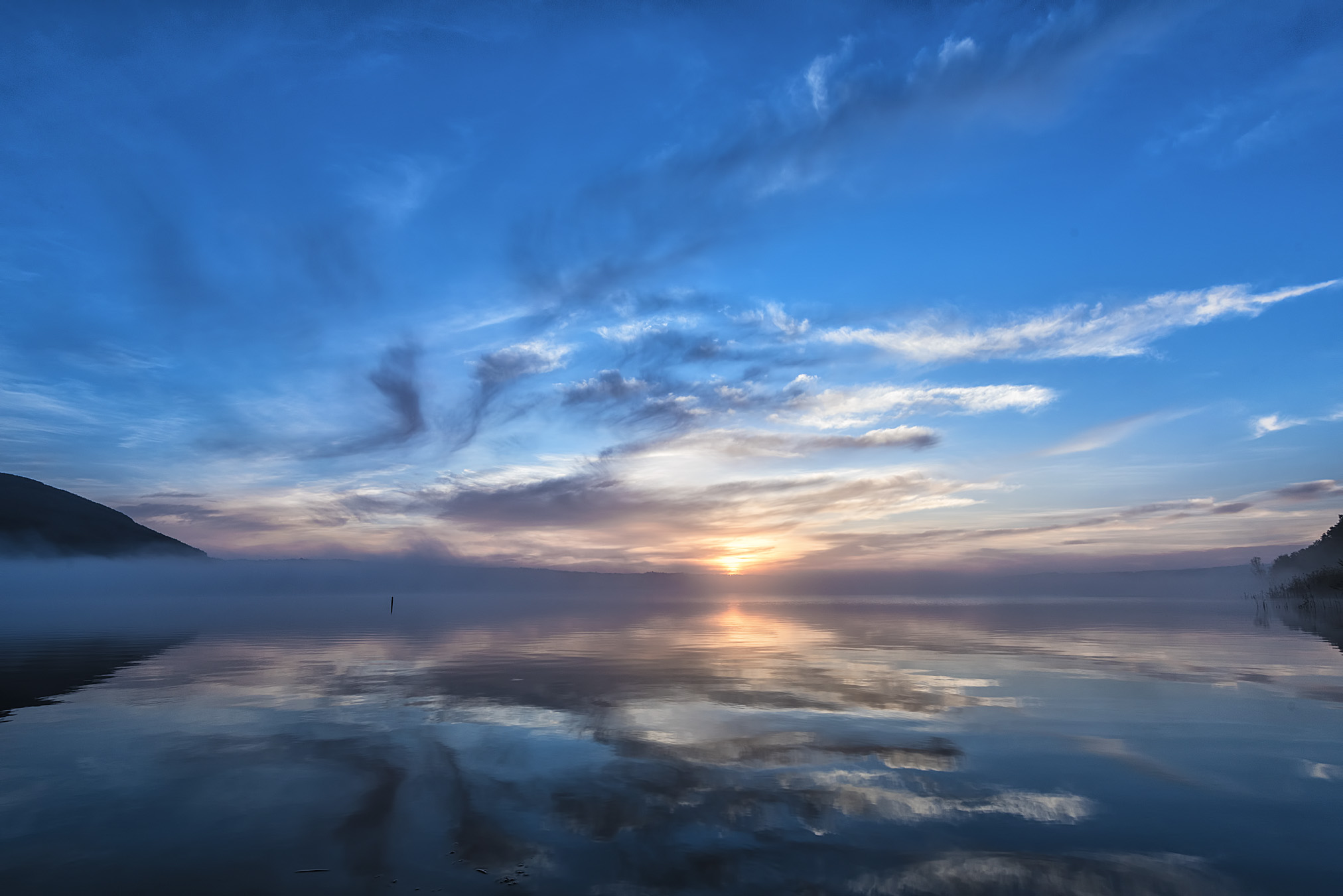 Alba sul lago di Vico