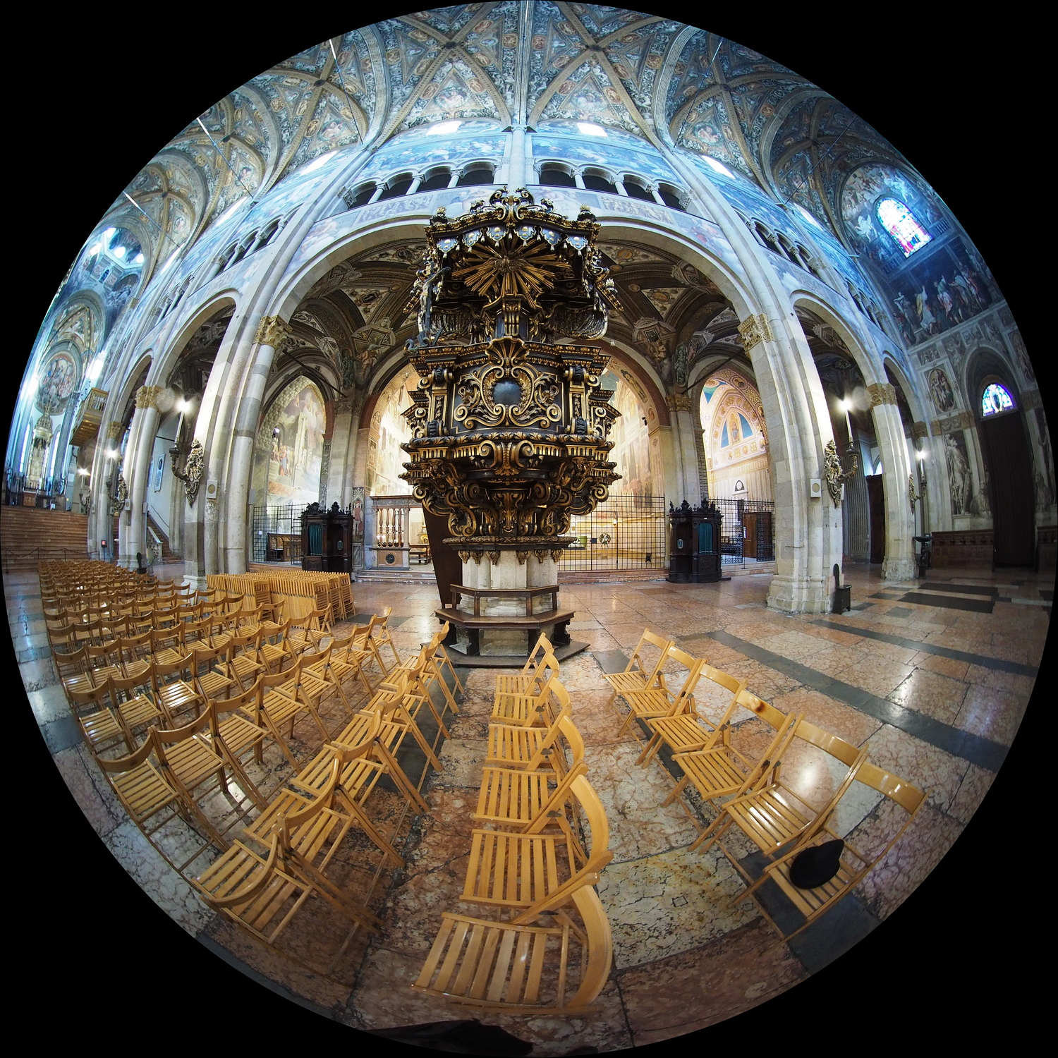 Interno del Duomo di Parma