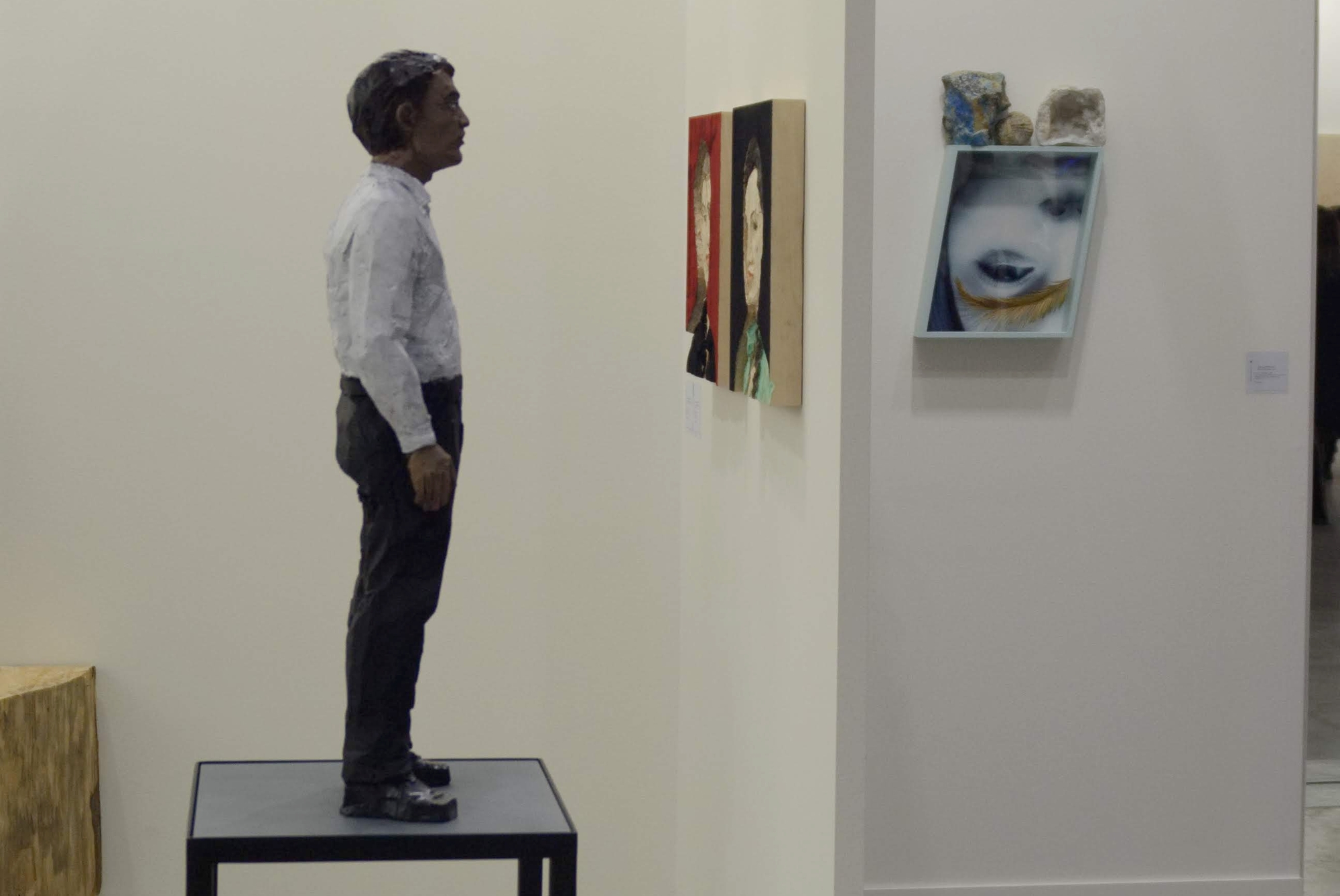 uomo che guarda i quadri