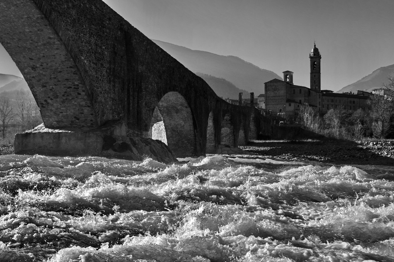 Il ponte gobbio in una giornata autunnale