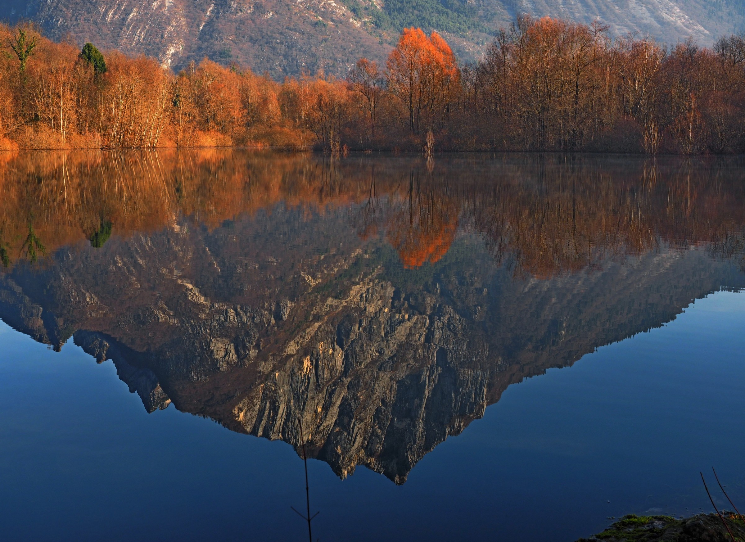 La montagna si specchia