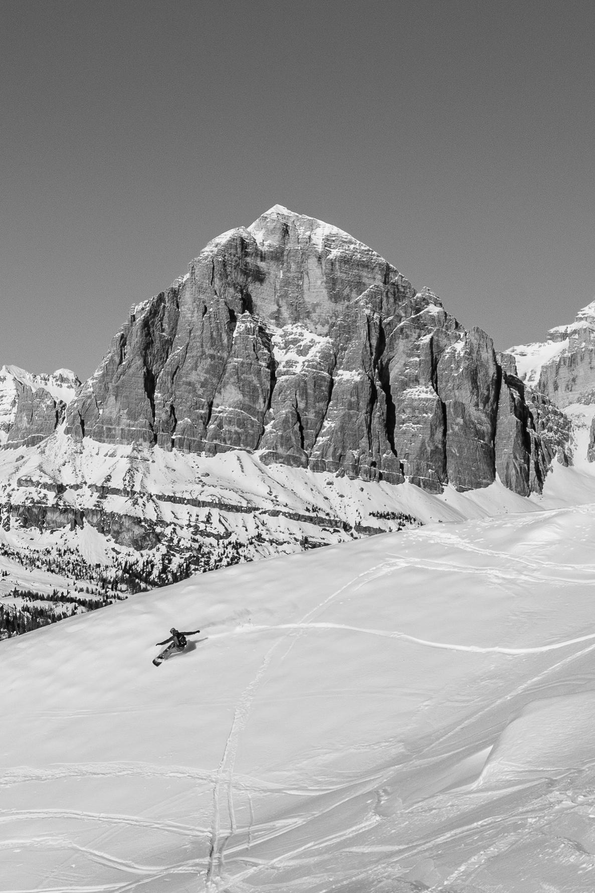 snowboard davanti alla tofana di rozes