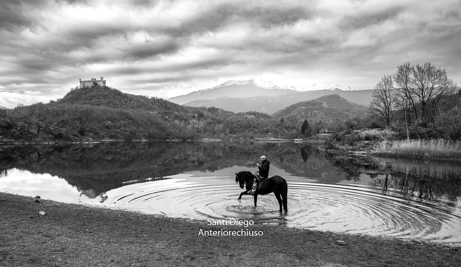 Castello di Montalto Dora si specchia sul lago Pistono
