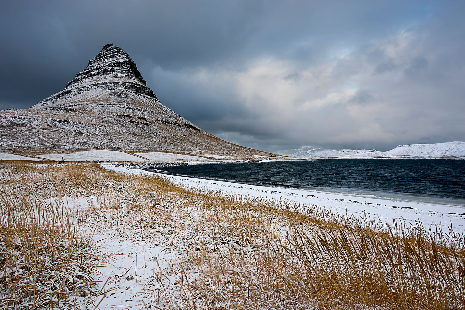 Kirkjufell ripreso dalla spiaggia in inverno